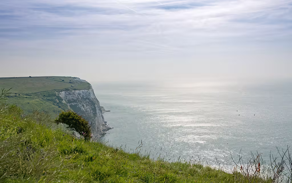 Der Blick von den Felsen auf das Meer ist niemals gleich. Wolken und Meer in unendlichen Farb- und Formkombinationen.