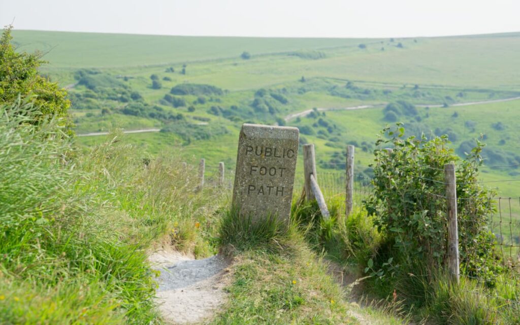 Wegweiser zum Fußweg an den Kreidefelsen von Dover