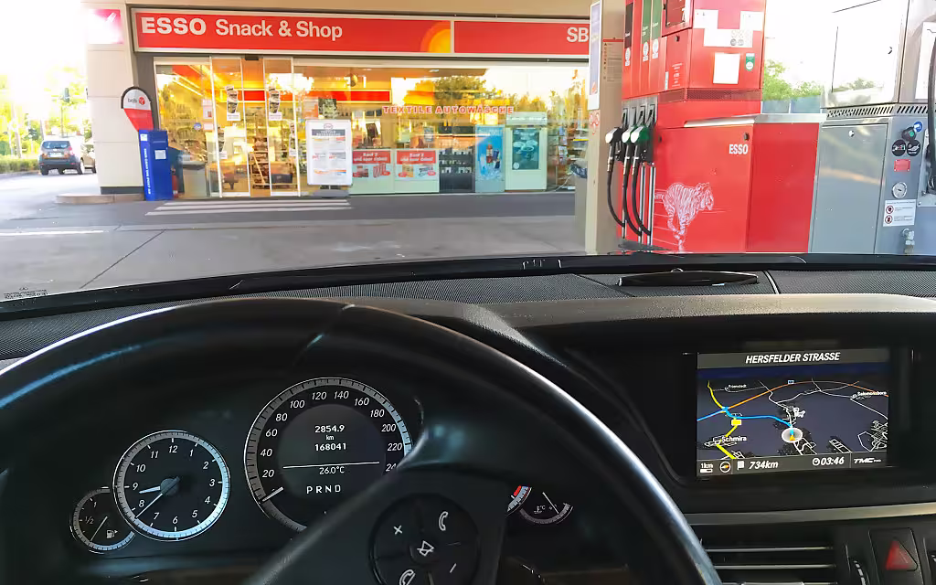 Letzter Tankstopp vor England. Noch 734 km bis Dünkirchen, Frankreich