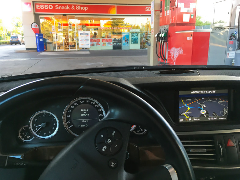 Letzter Tankstopp vor England. Noch 734 km bis Dünkirchen, Frankreich