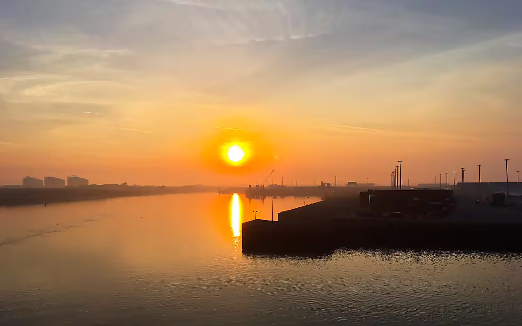 Fähre von Dünkirchen nach Dover - 6:00 Uhr morgens. Die aufgehende Sonne lässt selbst die nüchternen Hafenanlagen romantisch wirken.