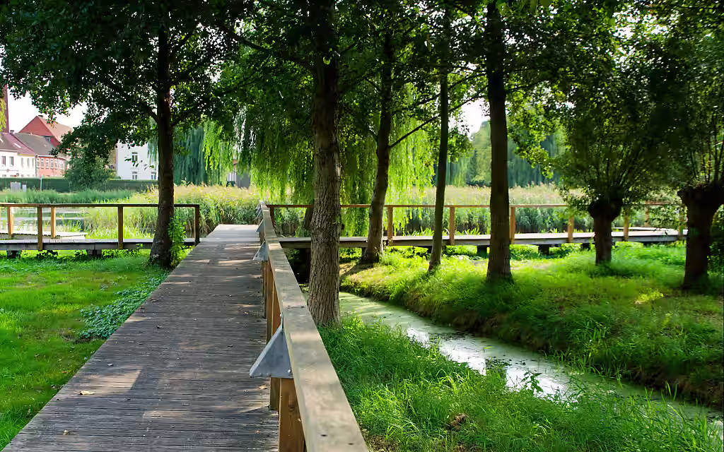 Außenanlage des Klosters mit Stegen