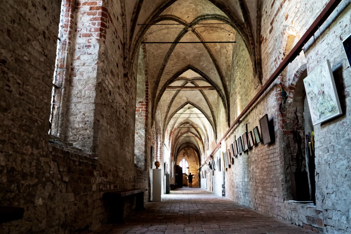 Klostergang mit Ausstellung
