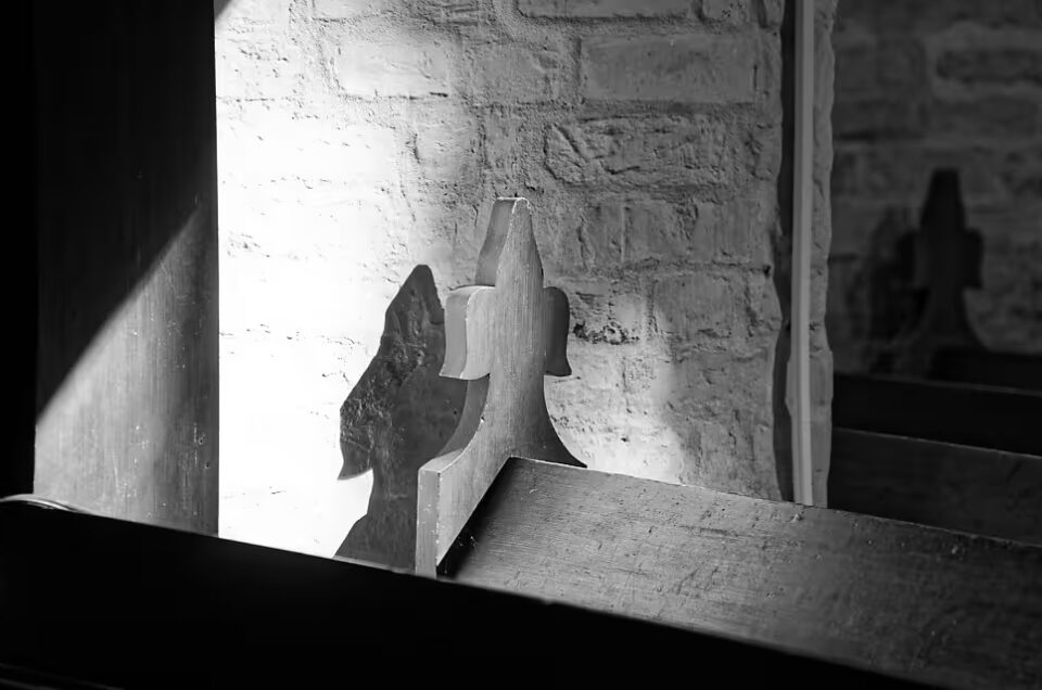 Lichtspiel im Kirchenschiff im Kloster Rhena