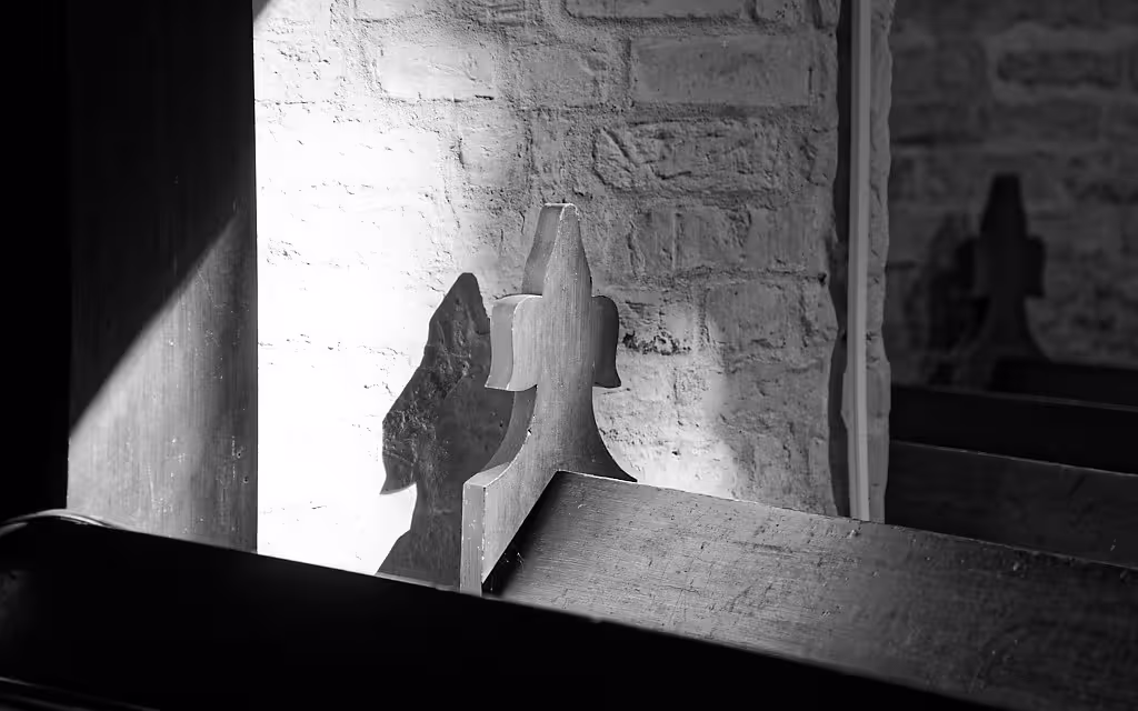 Lichtspiel im Kirchenschiff im Kloster Rhena