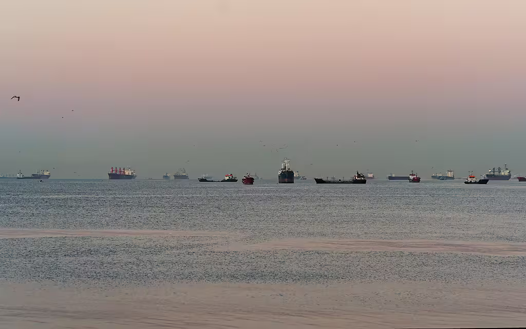 Vor dem Hafen warten Schiffe auf ihre Abfertigung.