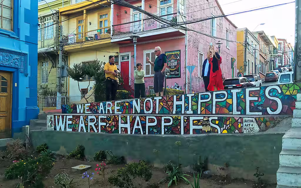 Schriftzug "We are not Hippis - we are Happies" in den Straßen von Valparaíso