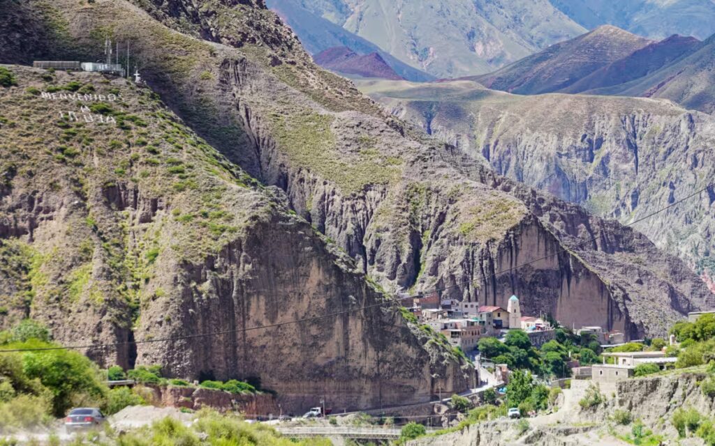 Blick auf Iruya (Argentinien) Eingebettet zwischen Bergen, liegt die kleine 1500 Einwohner Gemeinde im Nordwesten Argentiniens