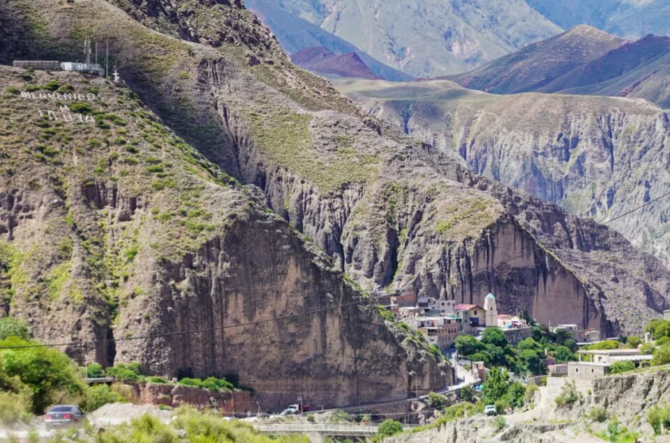 Blick auf Iruya (Argentinien) Eingebettet zwischen Bergen, liegt die kleine 1500 Einwohner Gemeinde im Nordwesten Argentiniens