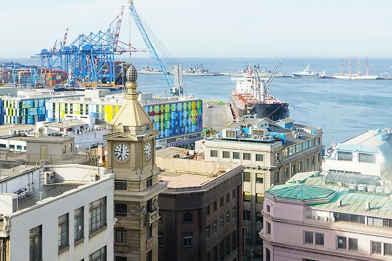 Blick aus dem historischen Schrägaufzug (Ascensores) über die Stadt zum Hafen