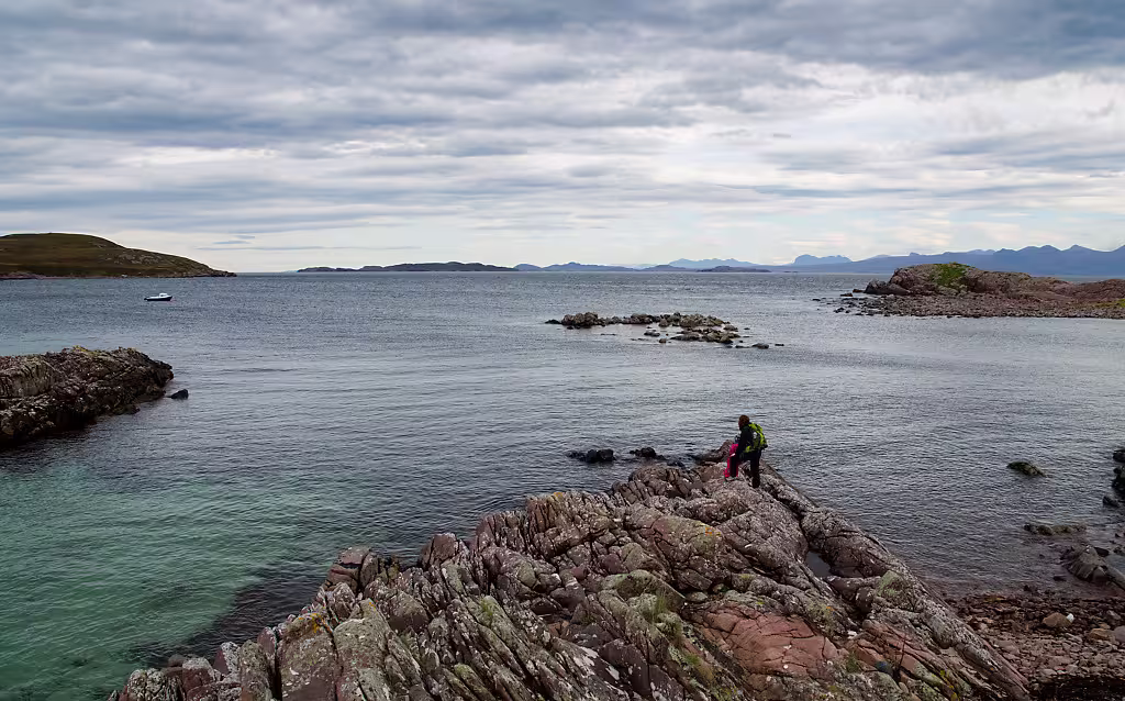 Schroffe Felsen vor Bucht auf der Isle of Lewis