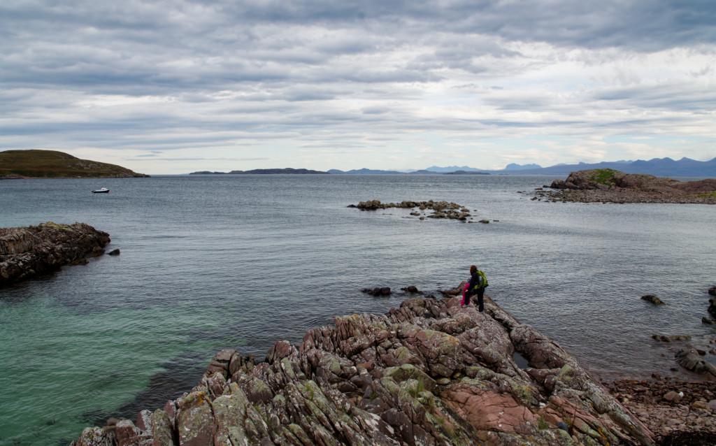 Schroffe Felsen vor Bucht auf der Isle of Lewis