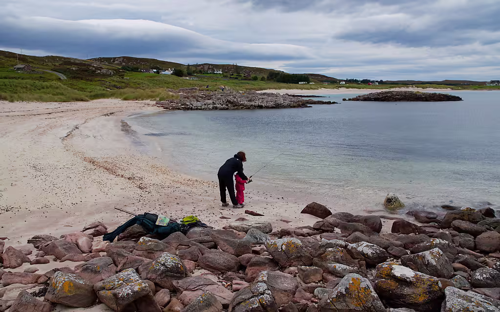 Angeln an der Bucht der Isle Lewis. Auch wenn nichts anbeißt ein Spaß