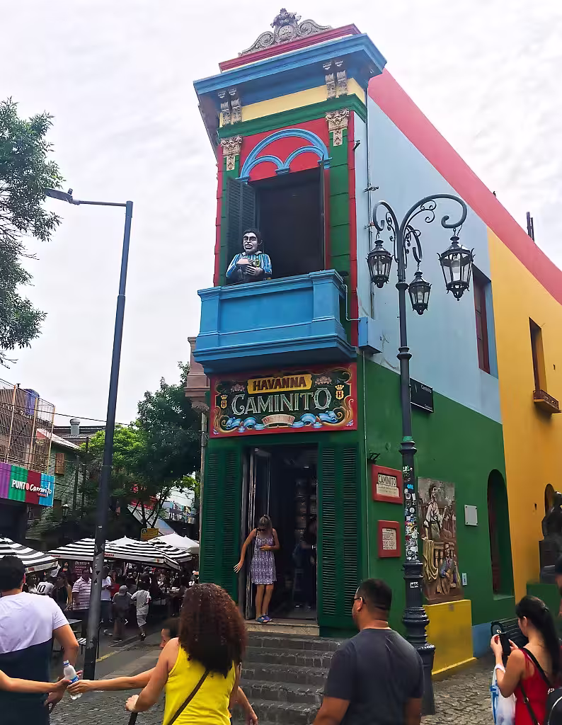 Viele Touristen aus aller Welt stehen Schlange, um sich vor dieser Fassade ablichten zu lassen