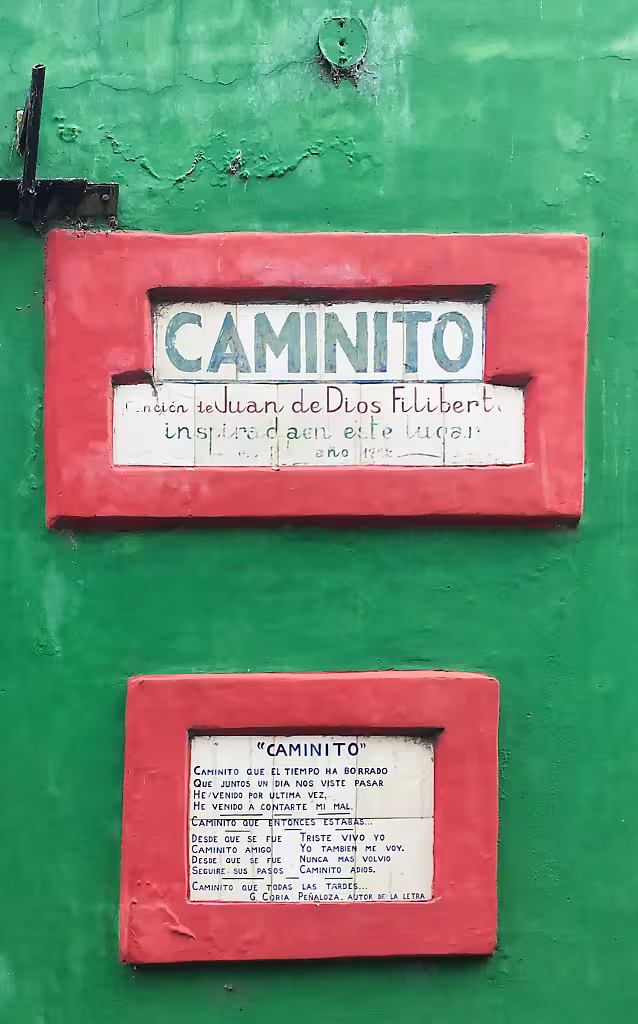 Schilder am Caminito berichten über die Entstehung und den Text des berühmten Tangolieds "Caminito". Die Musik stammt von die Musik stammt von Juan de Dios Filiberto. Der Text von Gabino Coria Peñaloza