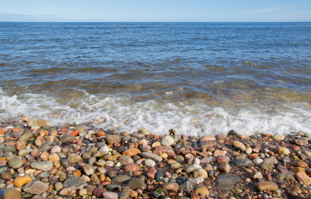 Das Rauschen der Wellen am Kiesstrand kann wie eine Meditation sein
