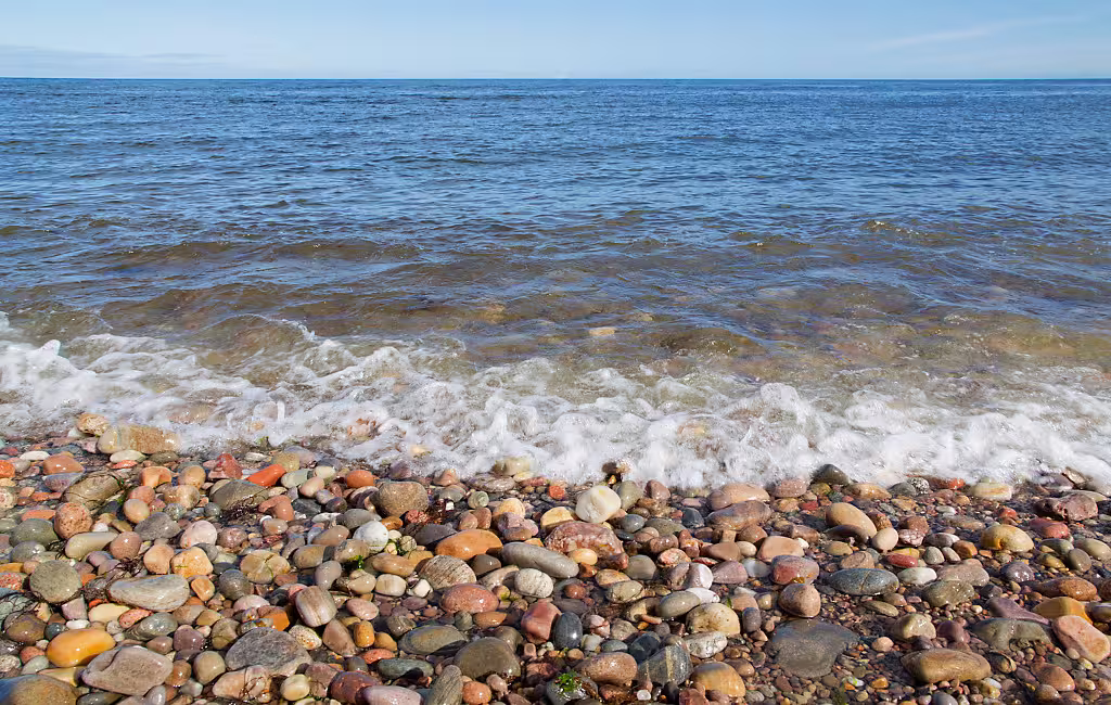 Das Rauschen der Wellen am Kiesstrand kann wie eine Meditation sein