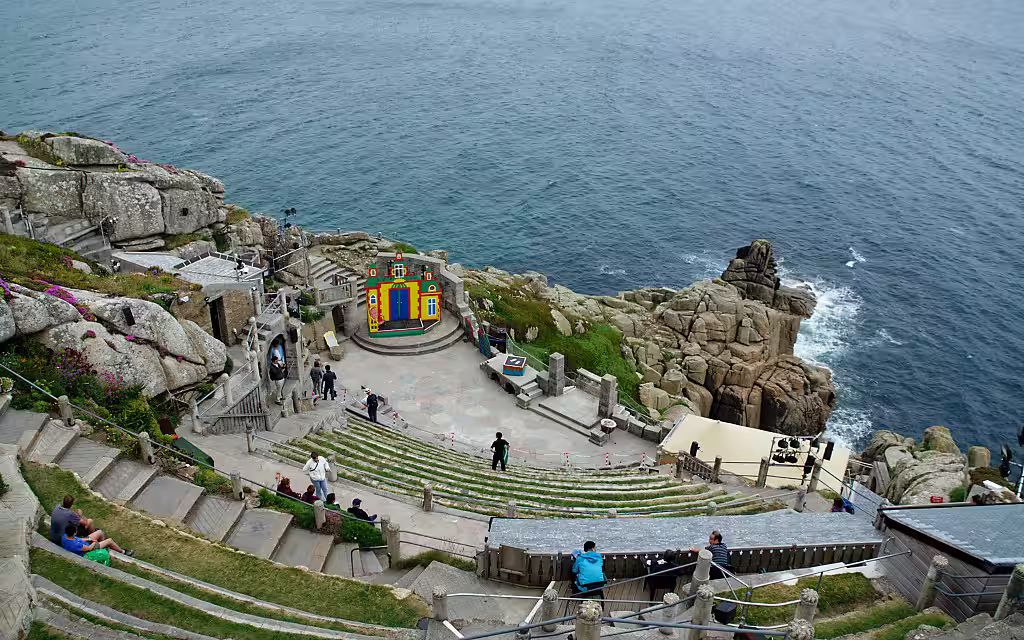Blick von oben auf das Minack Theatre