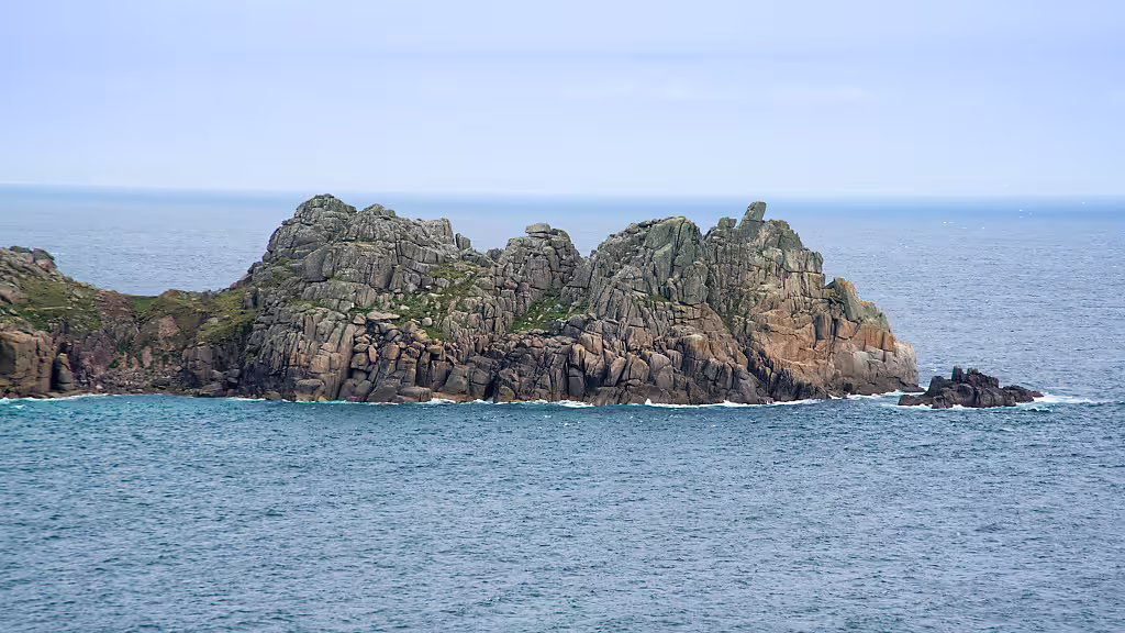 Logan Rock – der Stein liegt etwa in der Mitte