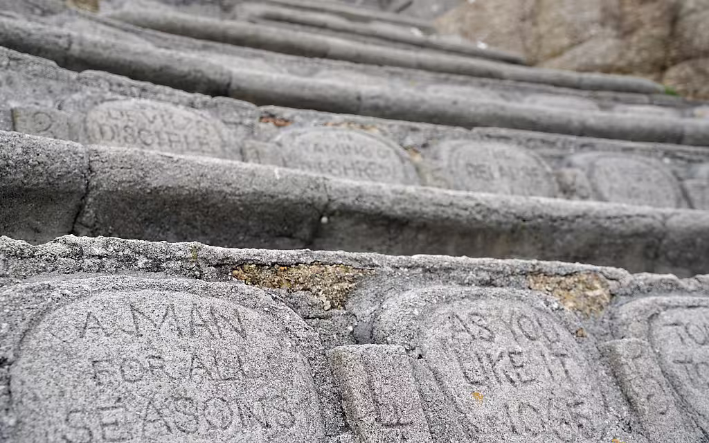 Minack Theatre – Sitzplätze mit Gravuren der gespielten Stücke