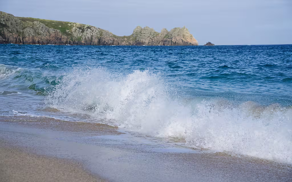 Wellen am Strand von Porthcurno Beach