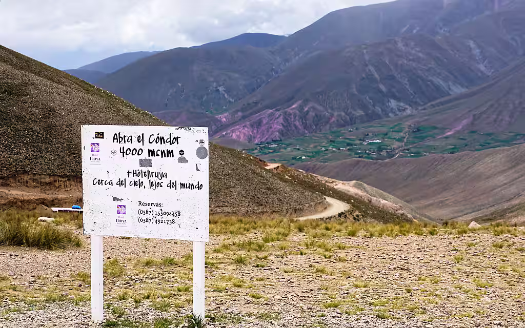 Hinweis auf ein Hotel am Gebirgspass Abra el Cóndor: Nah am Himmel, weit weg von der Welt