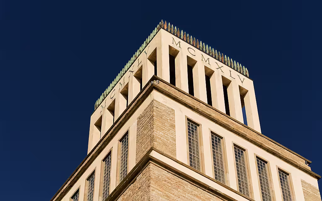 Turm der Freiheit. – Glockenturm – Inschrift an der Spitze: MCMXLV = 1945