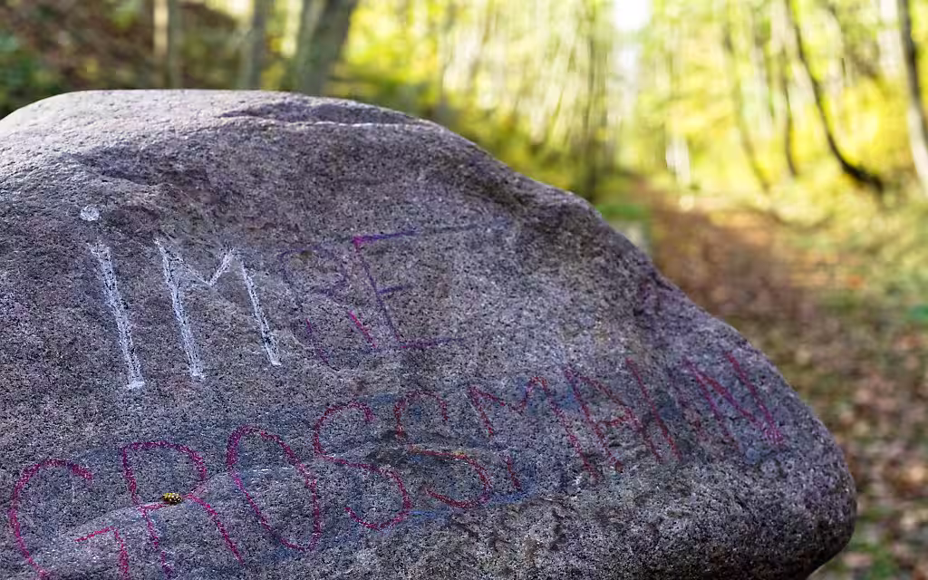 Gedenkstein für ermordete Kinder von Sinti und Roma unterhalb des KZ Buchenwald