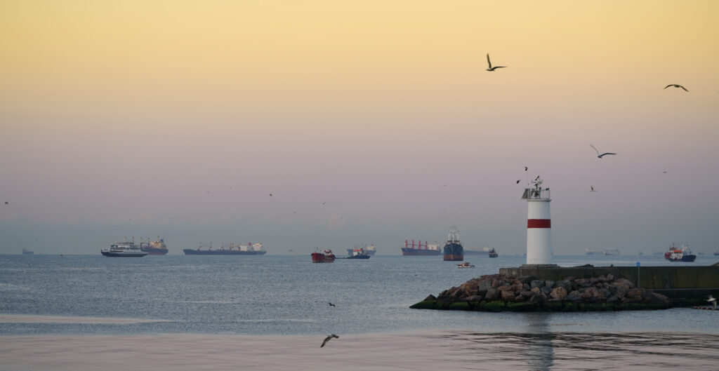 Hafen Istanbul mit Leuchtturm