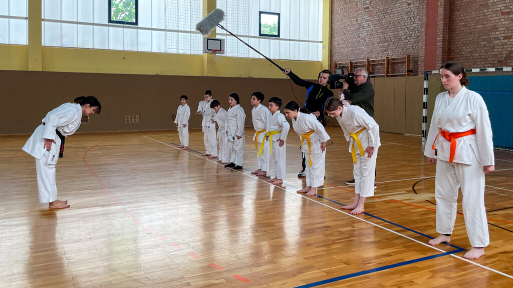 Filmaufnahmen beim Training von Nasrin Hatamipour mit Kindern im Apoldare Karateverein Zanshin
