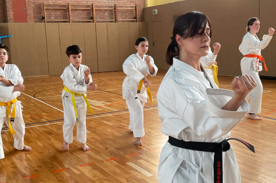 Nasrin Hatamipour trainiert mit Kindern im Apoldare Karateverein Zanshin