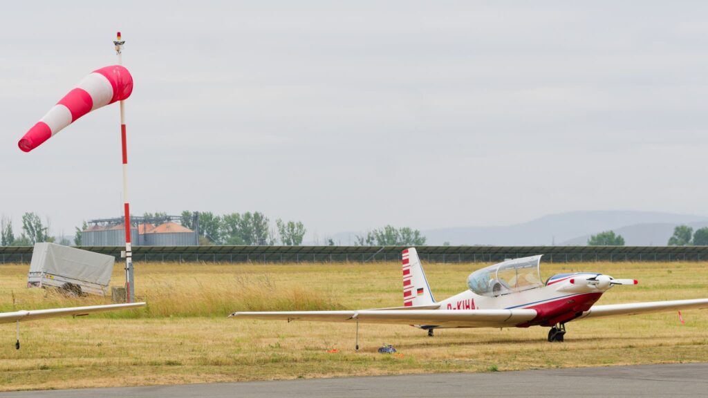 Eine Fournier RF5 auf dem Flugplatz in Alkersleben