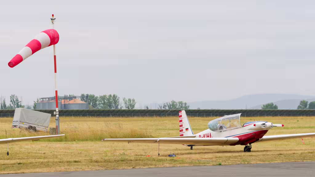 Eine Fournier RF5 auf dem Flugplatz in Alkersleben