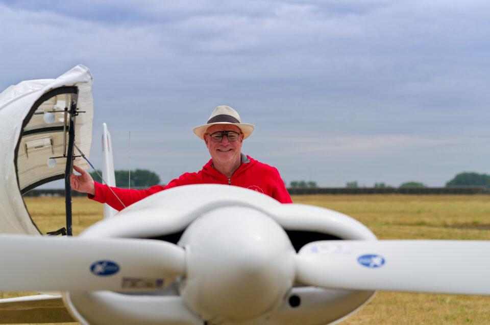 Pilot Björn Simmes vor seiner Maschine