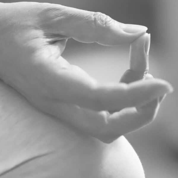 Darstellung einer Hand in einer Yoga-Pose - Yogafotografie