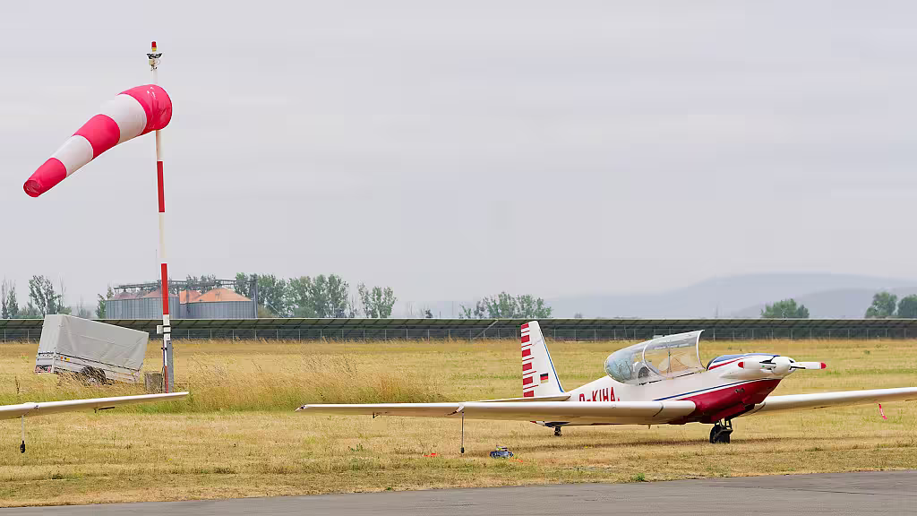 Eine Fournier RF5 auf dem Flugplatz in Alkersleben
