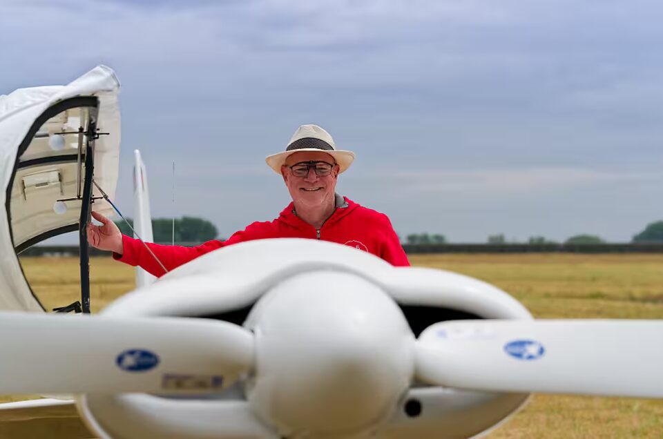 Pilot Björn Simmes vor seiner Maschine