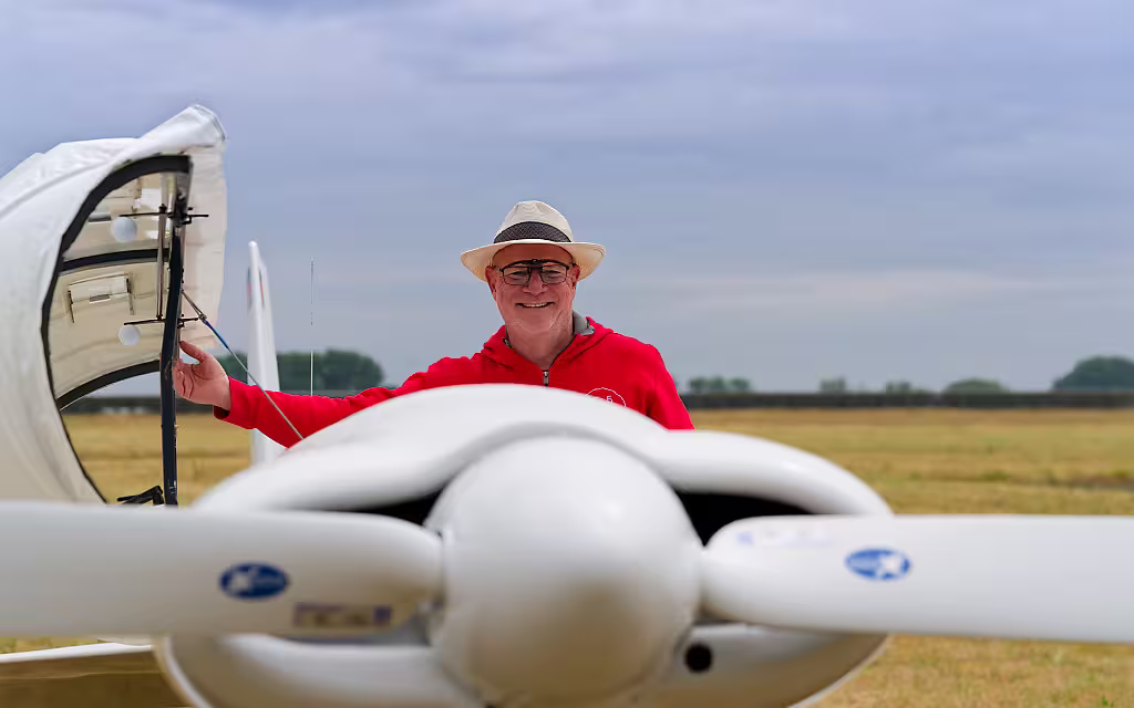 Pilot Björn Simmes vor seiner Maschine