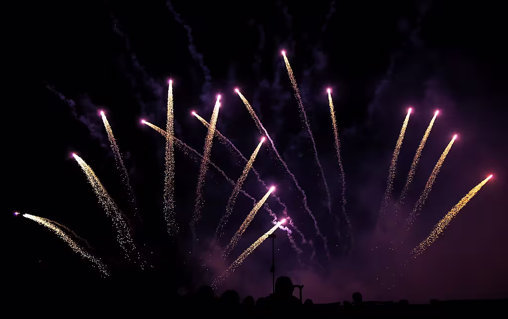 Feuerwerk - seit Jahrhunderten erfreuen sich die Menschen an den bunten Kreationen der erfahrenen Feuerwerker.