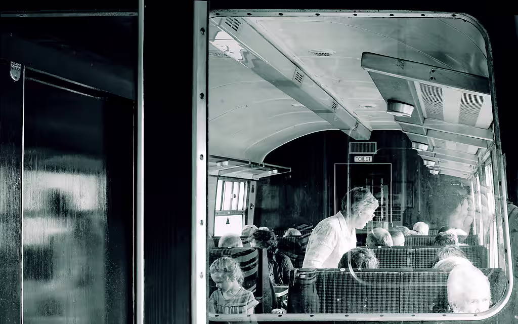 In den historischen Abteilen herrscht entspannte Atmosphäre. Die Fahrgäste genießen die ungewohnte Langsamkeit.