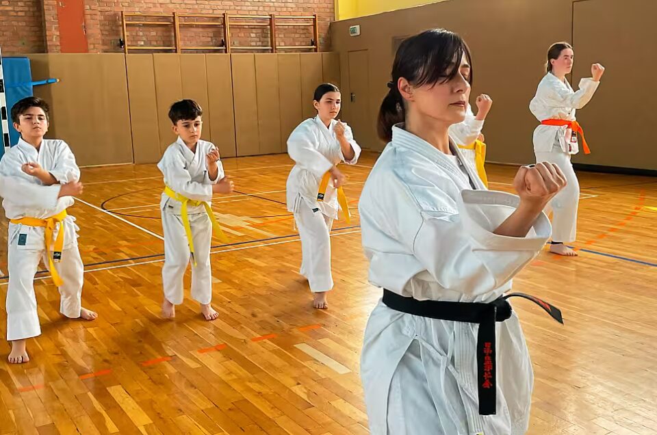 Nasrin Hatamipour trainiert mit Kindern im Apoldare Karateverein Zanshin