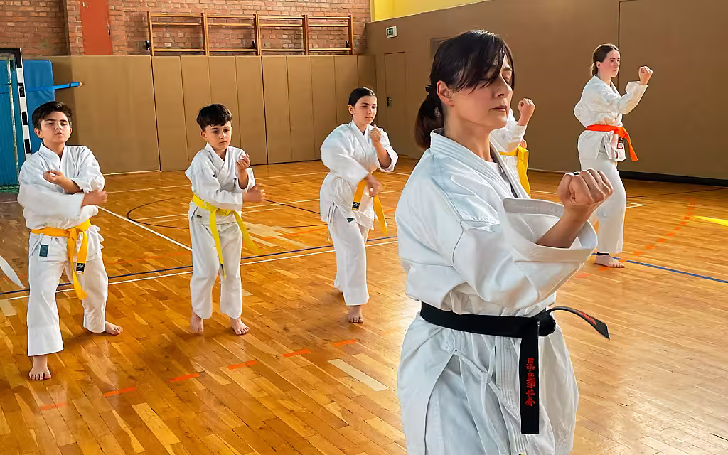 Nasrin Hatamipour trainiert mit Kindern im Apoldare Karateverein Zanshin