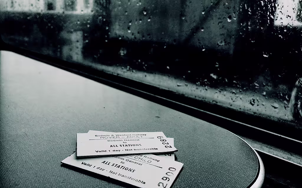 Stilechte Fahrkarten aus Pappe im Dampfzug von Bodmin General Station in die Umgebung.