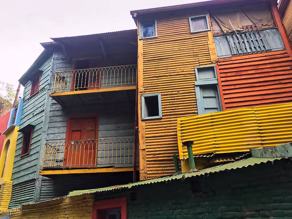 Die bunten Fassaden der Häuser aus Holz und Zinkblech prägen das Gesicht des Stadtteils La Boca
