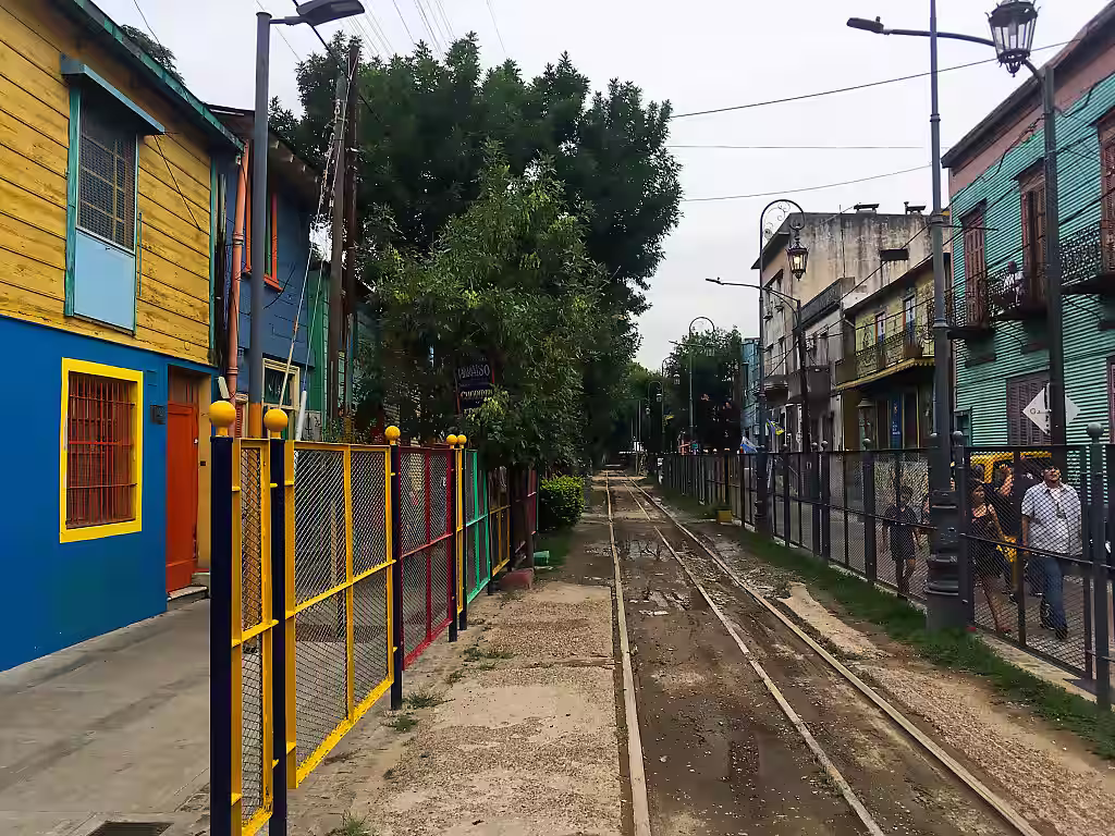 Buenos Aires - Eisenbahngleis im Viertel La Boca