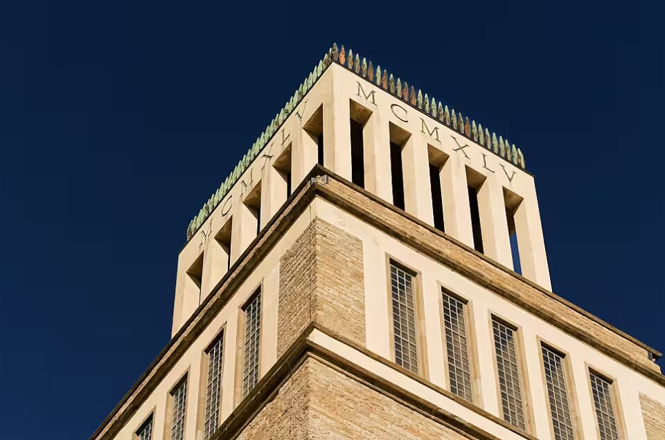 Turm der Freiheit. – Glockenturm – Inschrift an der Spitze: MCMXLV = 1945