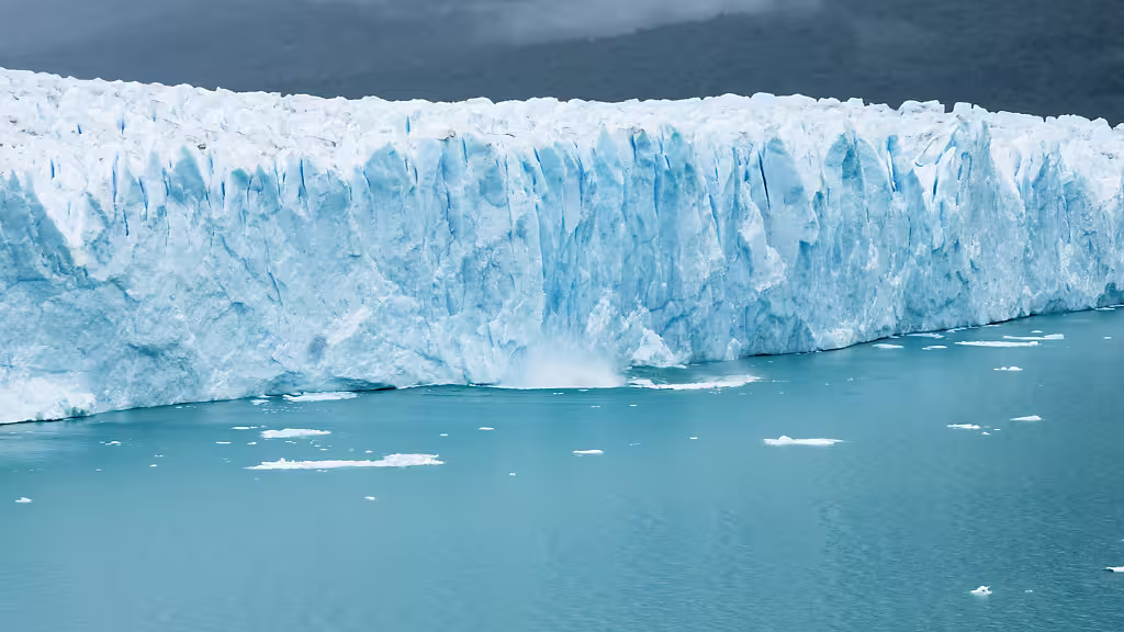 Immer wieder brechen hausgroße Stücke aus der Eiswand