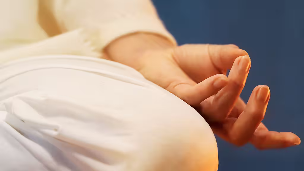 Yogi in Meditation im Schneidersitz - Robert Müller, Yogafotograf Deutschland