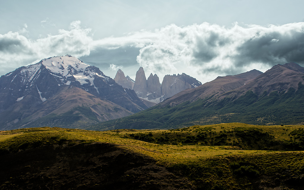 Nationalpark Torres del Paine in Patagonien, Chile. Die namensgebenden "Torres del Paine" (Türme des blauen Himmels) sind drei spitze Granitberge, die das Wahrzeichen des Parks darstellen